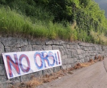 Striscioni-anti-orso-in-Val-Rendena
