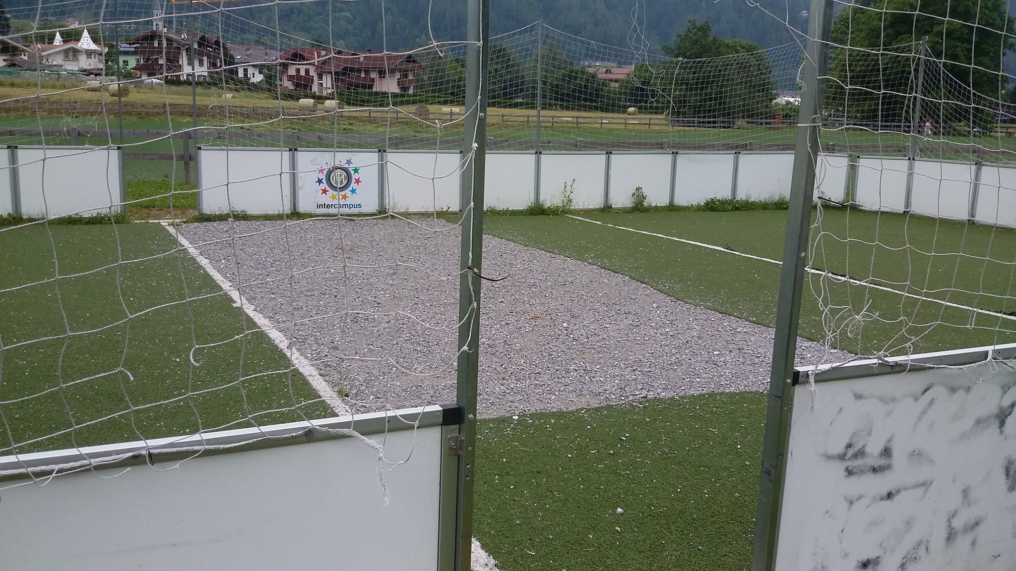 rubata l'erba nel campo sintetico a Pinzolo