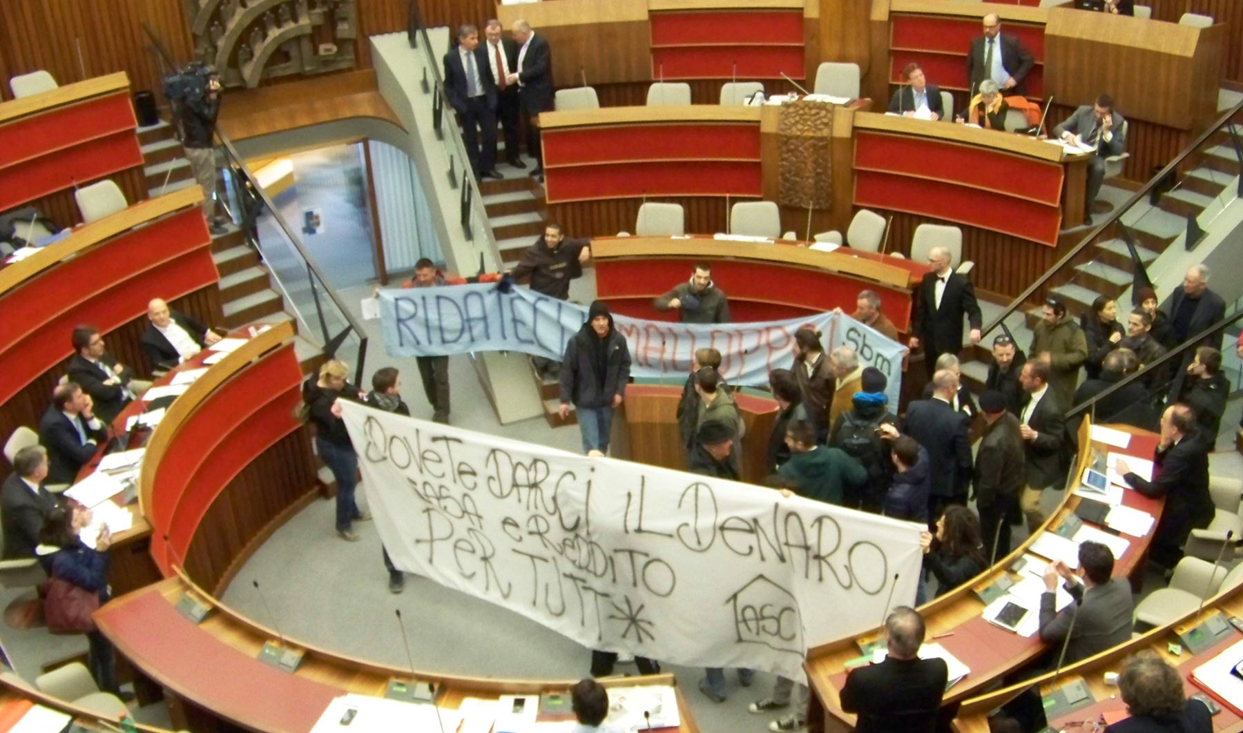 vitalizi in trentino - protesta - foto da trentinoalternativo.it
