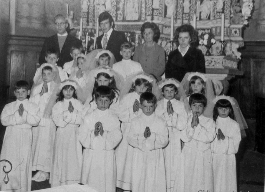La maestra Clelia ad una prima comunione con una sua classe 1
