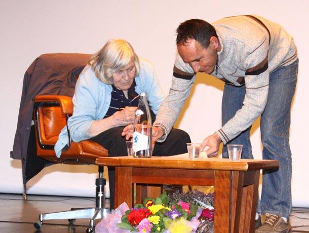 Margherita Hack mentre firma il suo testamento biologico a Pinzolo con il suo fiduciario Alessandro Giacomini 1
