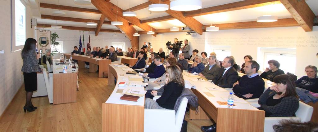 Casa della Comunità delle giudicarie la sala dei comuni affollata 1