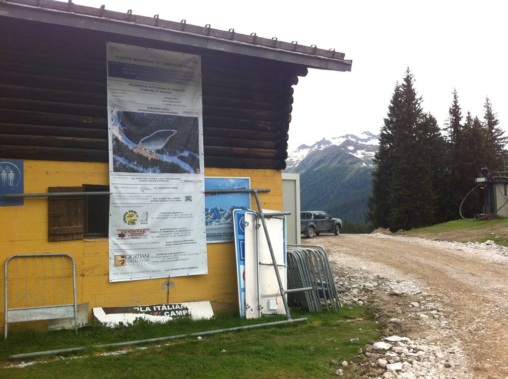 il cartello ad inizio cantiere località montagnoli Madonna di Campiglio